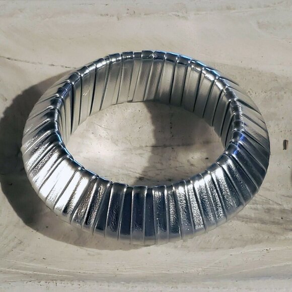 Slick Silver PU Vinyl Wrapped Chunky Retro Geometric Saucer Bangle Bracelet - Picture 5 of 9
